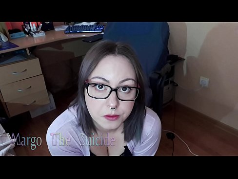 ❤️ 性感的眼镜女孩在镜头前深深地吸吮假阳具 ☑ Fucking﹏﹏