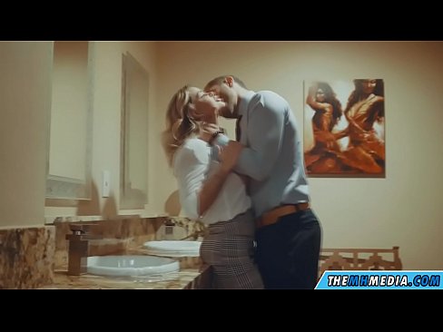 ❤️ 当一个胸大无脑的金发女郎在公共厕所里勾引你时 ☑ Fucking﹏﹏